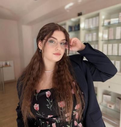 Arina, Kosmetikerin sowie Brauen- und Wimpernspezialistin bei Ariona Beauty in Kassel — Porträt im Studio