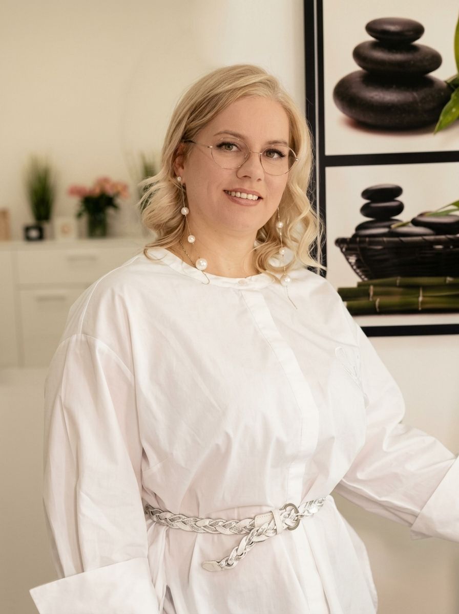 Elena, Inhaberin von Ariona Beauty in Kassel — Porträt im weißen Behandlungskittel im Studio