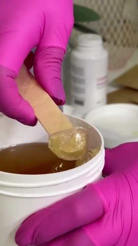 Sugaring: natürliche Zuckerpaste in der Anwendung