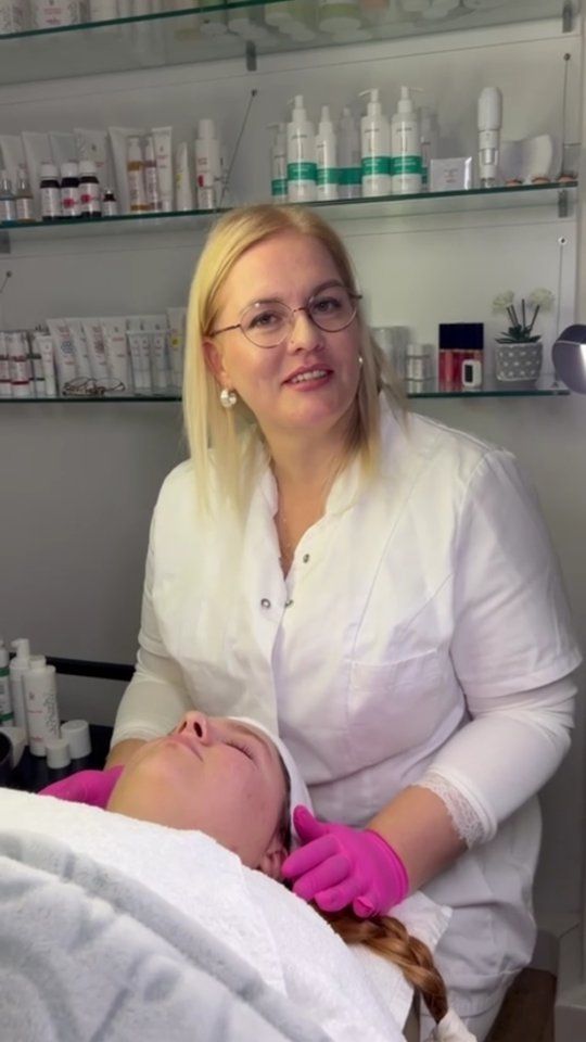 Elena während einer Gesichtsbehandlung — im Hintergrund die Pflegeprodukte des Studios