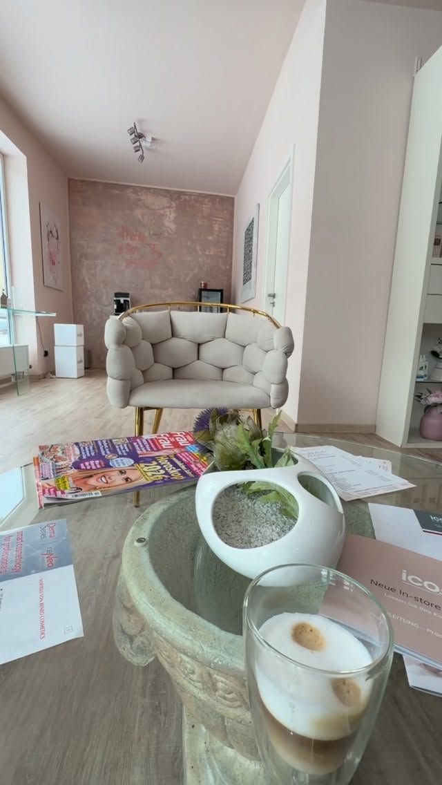 Gemütliche Sitzecke im Ariona-Beauty-Studio Kassel: Sofa, Kaffee, warmes Licht